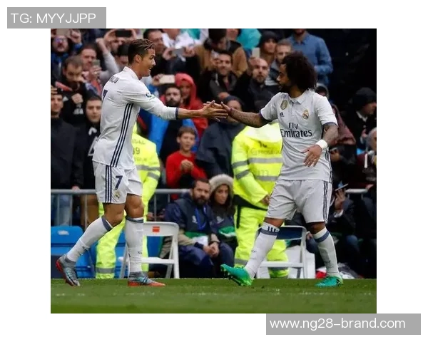 波尔图与那不勒斯友谊赛战成平局惊险时刻引发全场热烈反响